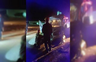 Sürücüsünün uyukladığı minibüs bariyerlere...