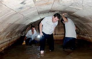 Sürünerek girdikleri Roma Çeşmesi’nde muhteşem...