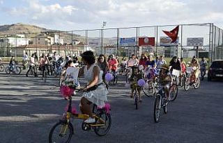 ’Süslü kadınlar’ pedalladı