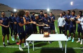 Takım arkadaşlarından Adem Büyük’e doğum günü...