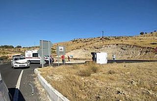 Takla atan araçlardan burunları bile kanamadan kurtuldular