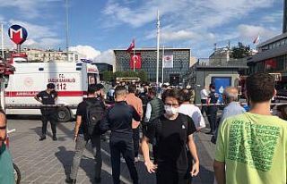 Taksim Metro istasyonunda bir kişi raylara atlayarak...