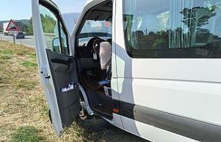 Takviye gönderilen midibüs kaza yaptı, sürücü...