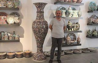 Tam 210 santimetre boyunda çini vazo imal etti