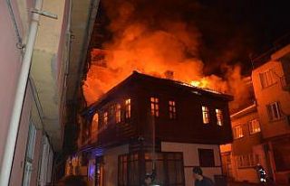 Tarihi ahşap konaktaki yangın 4 saatin sonunda söndürüldü