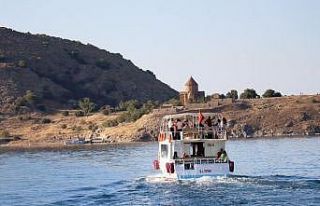 Tarihi Akdamar Kilisesi ayine hazır