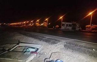 Tarım işçilerini taşıyan minibüse tır çarptı:...