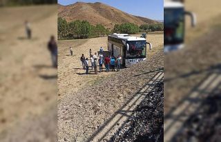 Tatvan’da yolcu otobüsü şarampole uçtu