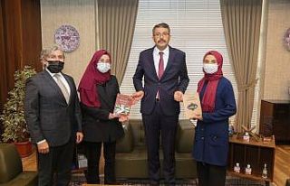 Tavşanlılı öğrenciler kitaplarını Vali Ali...