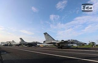 Tayvan savaş uçakları otoyola kurulan geçici piste...