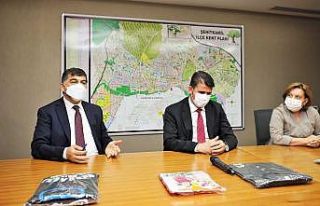 Tedavi gören asker ve hastalara pijama takımı hediye...