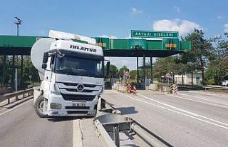 Tekeri patlayan tır gişenin bariyerlerine çarptı:...