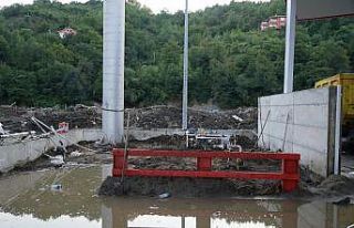 Telefon çalınca yıkılmak üzere olan köprüdeki...