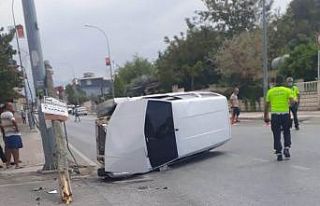 Telefon direğine çarpan otomobilin sürücüsü...