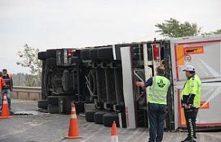 TEM’de yolcu otobüsü ile çarpışan tır devrildi:...