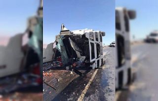 Tendürek Geçidi’nde tır şarampole yuvarlandı:...