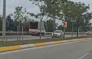 Ters şeritte ilerleyen kamyonet tehlike saçtı