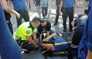 Ticari taksinin çarptığı polis memuru yaralandı