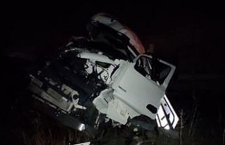 Tır, çelik kaplı yüklü kamyona arkadan çarptı:...