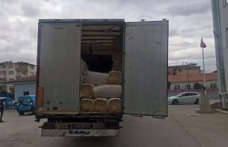 Tır dorsesindeki saman balyalarının arasında 69...