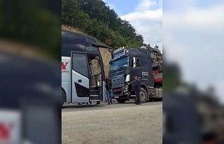 Tır ile yolcu otobüsü çarpıştı