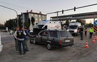Tır kavşakta minibüs ve otomobille çarpıştı:...