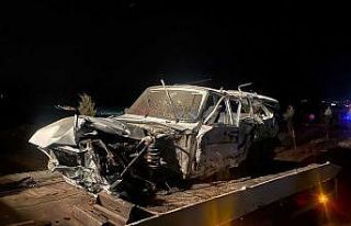 Tıra çarpıp hurdaya dönen otomobilden yaralı...