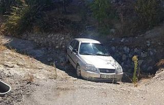 Tırın çarptığı otomobil sulama kanalına düştü:...