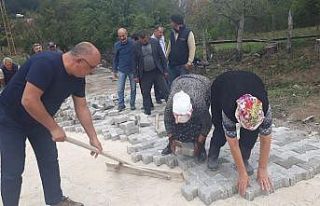Tokat’ta köylü kadınlar, kilit parke çalışmalarına...