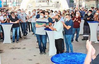 Toksan, GPTW’den alınan ödülü çalışanlarıyla...