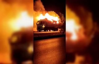 Tomruk yüklü kamyonun önce tekerleri sonra dorsesi...