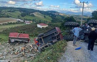 Tomruk yüklü traktör devrildi: 2 yaralı