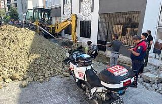 Toprak altında kalan işçiyi motorize ambulans görevlisi...