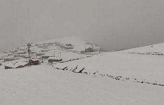 Trabzon’un yaylaları beyaza büründü