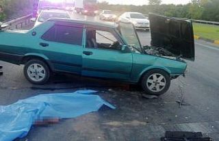 Trafik lambalarında bekleyen otomobile arkadan çarptı:...