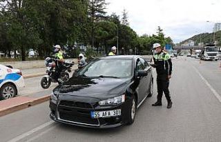 Trafik polisleri modifiyeli ve abartı egzozlu araba...
