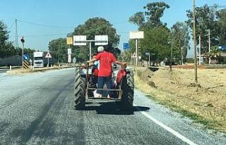 Traktör arkasındaki tehlikeli yolculuk kameralara...