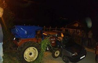 Traktör hafif ticari araca çarptı: 2 yaralı