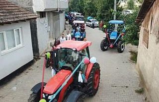 Traktörlerden oluşan sünnet konvoyu dikkat çekti