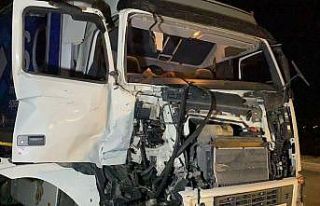 Traktörün devrildiği, tırın hurdaya döndüğü...