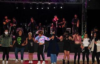 Tulumun ve kemençenin sesini duyan horona koştu