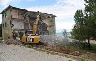 Türkeli’de eski halk eğitim binasının yıkımına...