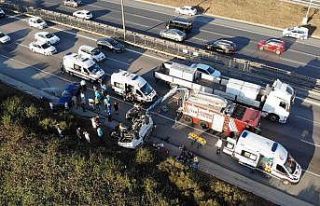 Tuzla’da tekeri patlayan midibüs takla attı: 2...