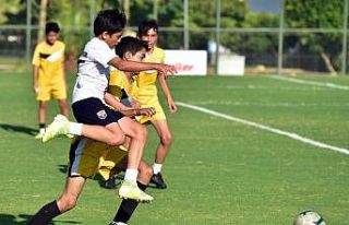 U14 Futbol Turnuvası’nda Zafer Kupası Özer Spor’un