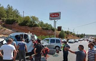 Üç aracın karıştığı kaza sonrası kilometrelerce...