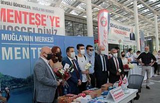 Üniversite öğrencileri karanfillerle karşılandı