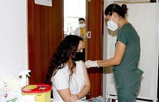 Üniversite öğrencileri, kayıt merkezinde aşı...