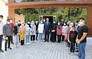 Üniversiteyi kazanan öğrencilere kitap hediyesi