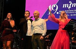 Ünlü şarkıcı Barbaros, Mersin’de sevenleriyle...