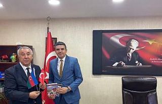 Ünsal, Iğdır Cumhuriyet Başsavcısına kitap hediye...